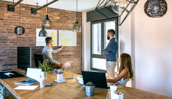 Joven Gerente Organizando Trabajo Una Oficina — Foto de Stock