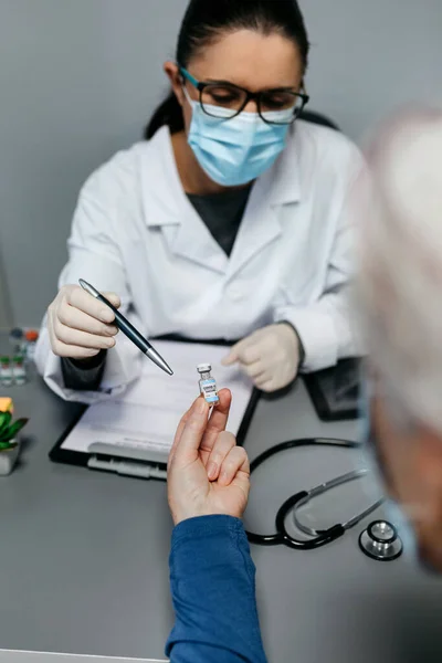 Kadın Doktor Hastasına Koronavirüs Aşısının Faydalarını Risklerini Anlatıyor — Stok fotoğraf