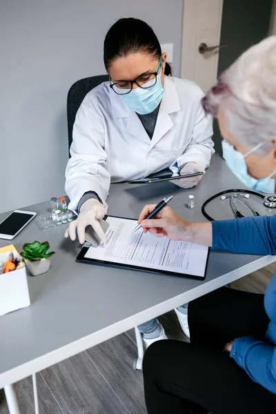 Médica Explicando Paciente Termo Consentimento Para Vacina Contra Coronavírus — Fotografia de Stock