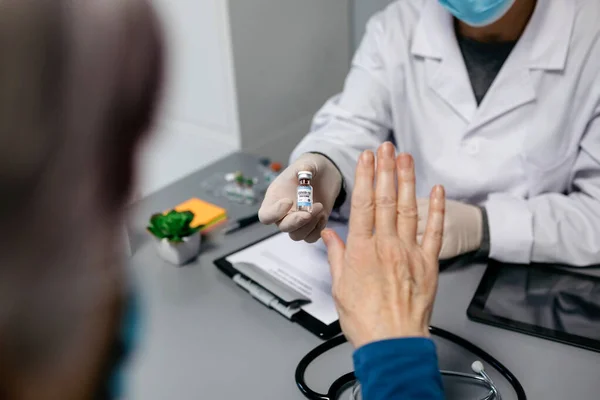 의사가 제공하는 코로나 바이러스 백신을 거부하는 — 스톡 사진