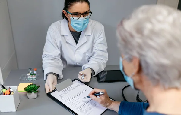 Ärztin Erklärt Ihrer Patientin Nutzen Und Risiken Der Coronavirus Impfung — Stockfoto