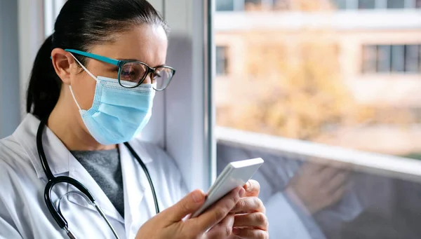 Ärztin plaudert am Telefon — Stockfoto