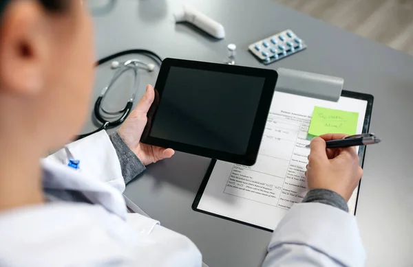 Çalışırken tablet kullanan tanınmayan kadın doktor — Stok fotoğraf