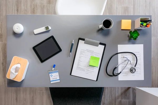 Doktorský stůl s dokumenty a stetoskopem — Stock fotografie