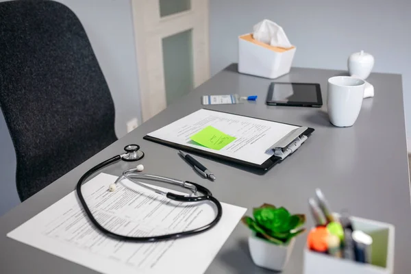 Mesa de médico com documentos e estetoscópio — Fotografia de Stock