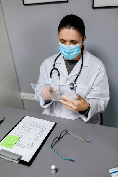 투명 한 태블릿을 가지고 일하는 여의사 — 스톡 사진