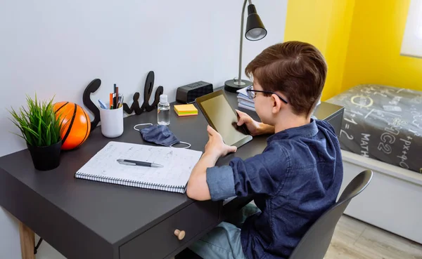 Tiener doet huiswerk met een tablet — Stockfoto