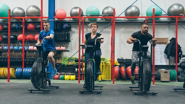 Atletas haciendo bicicleta de aire interior —  Fotos de Stock