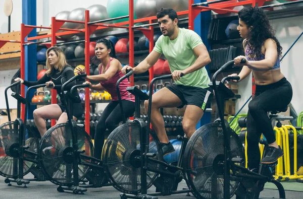 Спортсмены делают воздушный велосипед в помещении — стоковое фото