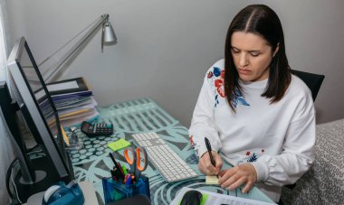 Evden bilgisayarla çalışan bir kadın