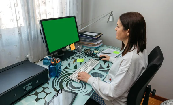 Женщина смотрит на экран компьютера — стоковое фото