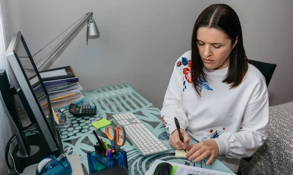 Vrouw die thuis met computer werkt — Stockfoto