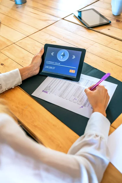 Femme d'affaires avec tablette avec l'information éthérique de travail — Photo