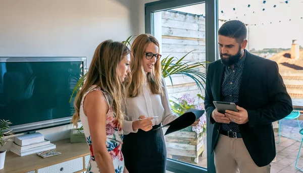 Affärsmän som har ett informellt arbetsmöte — Stockfoto