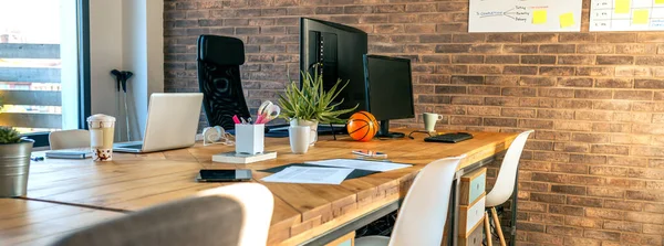 Interno dell'ufficio di coworking in stile industriale — Foto Stock