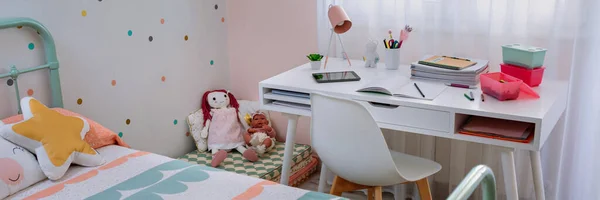 Спальня для девочек оформлена в пастельных тонах — стоковое фото