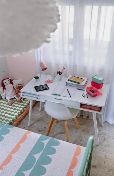 Escritorio en dormitorio de las niñas decorado en colores pastel —  Fotos de Stock