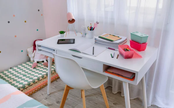 Стол в спальне девочек оформлен в пастельных тонах — стоковое фото