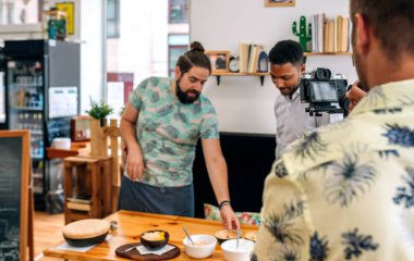 Kameraman, canlı yayın sırasında şefe açıklama yapıyor. Önplandaki kameraya seçici odaklanma