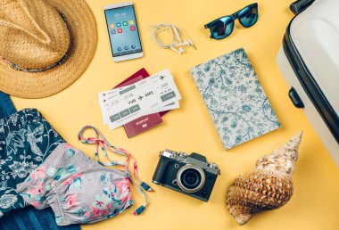 Plaj tatili aksesuarlarıyla dolu.