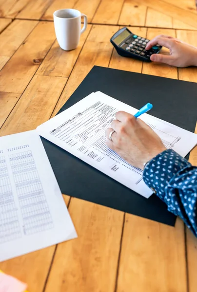 Männliche Steuerzahler füllen individuelle Einkommensteuererklärung aus — Stockfoto