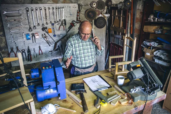 Carpenter in his workshop — Stock Photo, Image