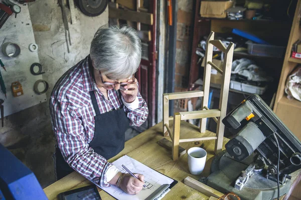 Female carpenter in her workshop — Stock Photo, Image