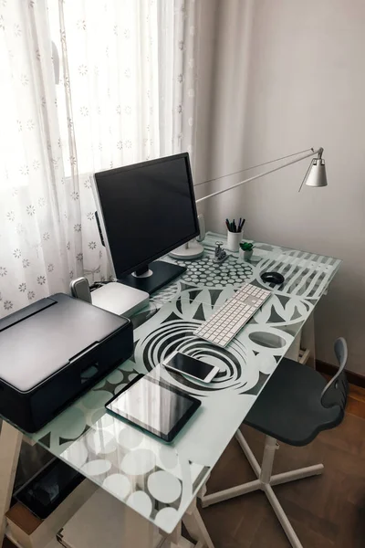 Arbeitsplatz mit Tisch, Stuhl, Computer und Drucker — Stockfoto