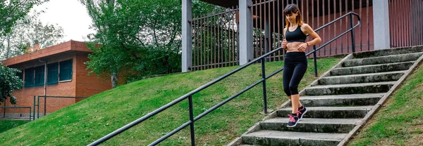 Atlet wanita menuruni tangga di luar ruangan — Stok Foto