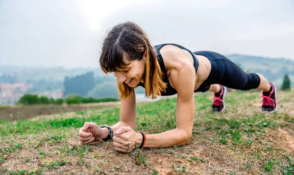 Sportlerin trainiert beim Planken — Stockfoto