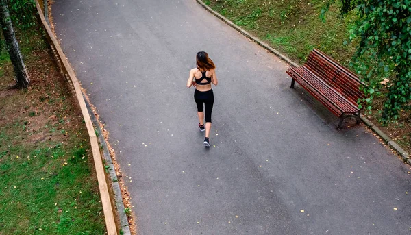 Kadın koşucunun hava görüntüsü geriye doğru — Stok fotoğraf