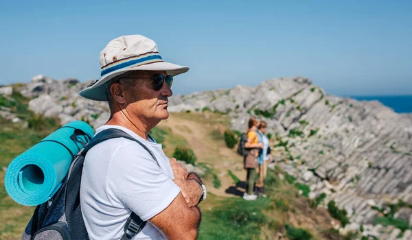 Senior homme trekking regardant le paysage — Photo