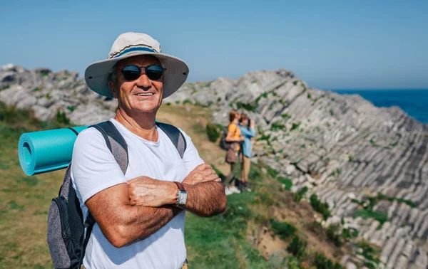 Senior uomo trekking guardando la fotocamera — Foto Stock