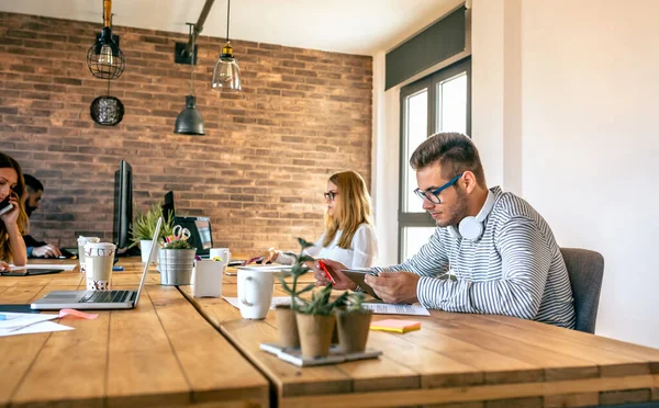 Empresário que trabalha num escritório de coworking — Fotografia de Stock