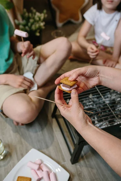 Più che una famiglia si sta preparando con un piccolo barbecue a casa — Foto Stock