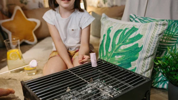 Chica camping en casa tostado malvaviscos — Foto de Stock