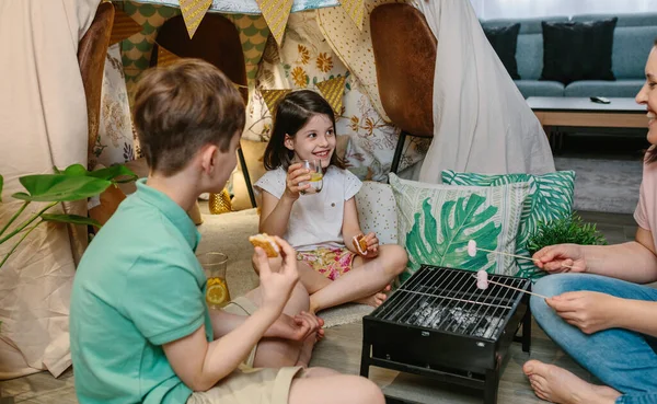 Camping familiar en casa tostado malvaviscos — Foto de Stock