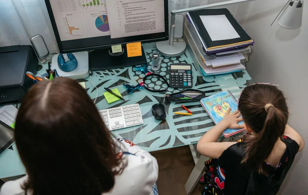 Mujer teletrabajo con su hija dibujo — Foto de Stock