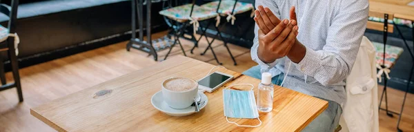 Man disinfecting his hands with hydroalcoholic gel — Stock Photo, Image