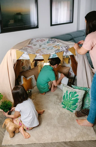 Familia preparando tienda para acampar en casa — Foto de Stock