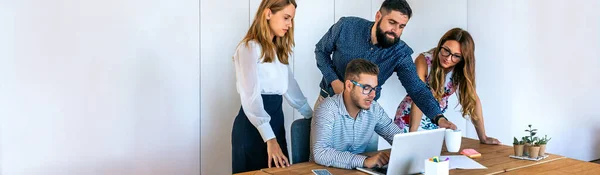 Gente de negocios en una reunión de pie para revisar un proyecto — Foto de Stock