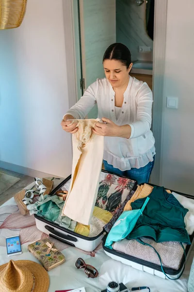 Mujer preparando la maleta para las vacaciones de verano — Foto de Stock