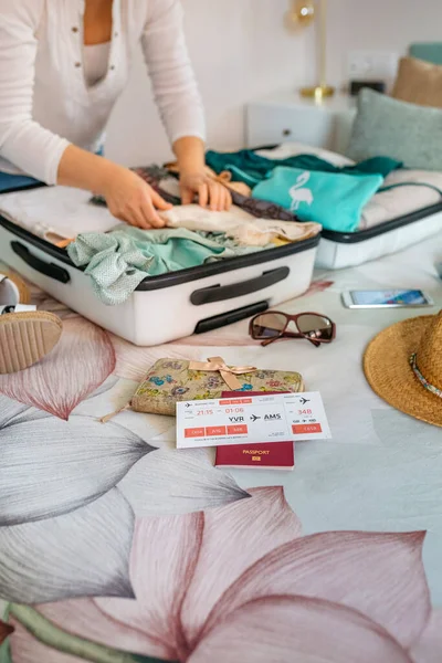 Femme méconnaissable préparant une valise pour les vacances d'été — Photo