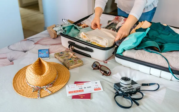 Femme méconnaissable préparant une valise pour les vacances d'été — Photo