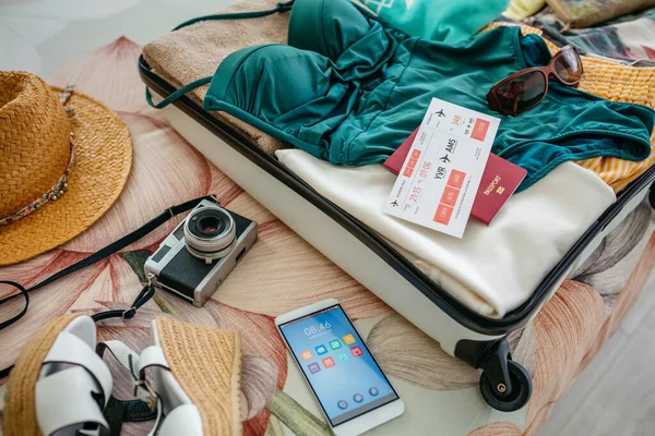 Открытый женский чемодан подготовлен к отпуску — стоковое фото