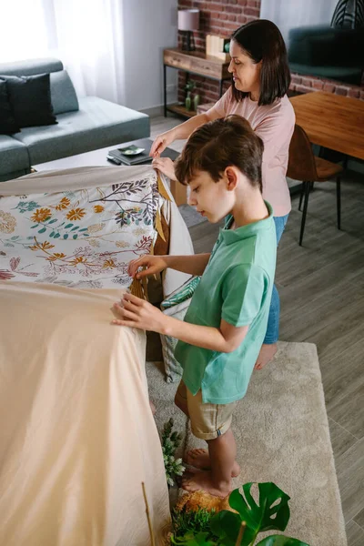 Mor och son förbereder tält för camping hemma — Stockfoto