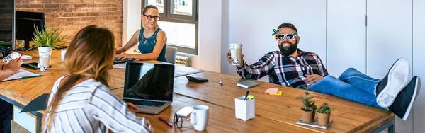 Feliz hombre de negocios porque se va de vacaciones. — Foto de Stock