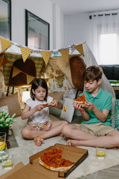 Children eating pizza and lemonade while camping at home — Stock Photo, Image