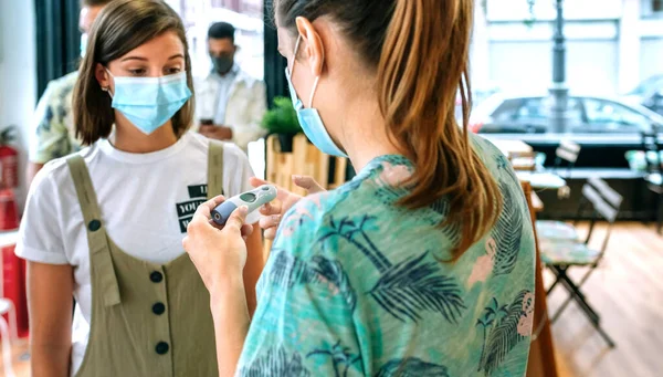 Coffeeshop-Inhaberin lässt Kundin wegen Fieber nicht zu — Stockfoto