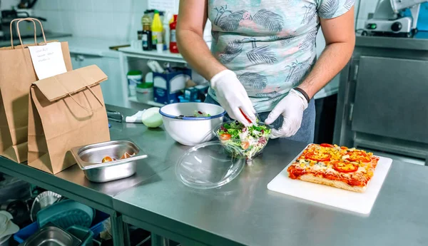 Cuoco irriconoscibile che prepara ordini da asporto — Foto Stock